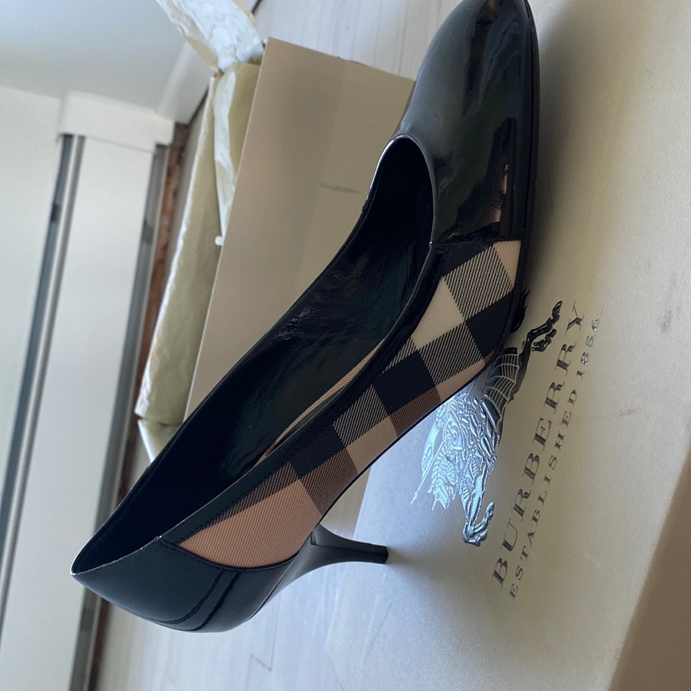 Brand New Size 9.5 Burberry Pumps